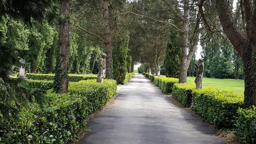 Tenuta Il Tenchio Hotell Lacchiarella Exteriör bild